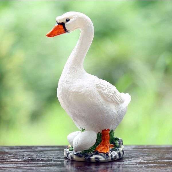 alt="duck statue"