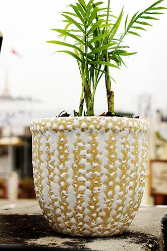 alt="opulent table top ceramic pot"